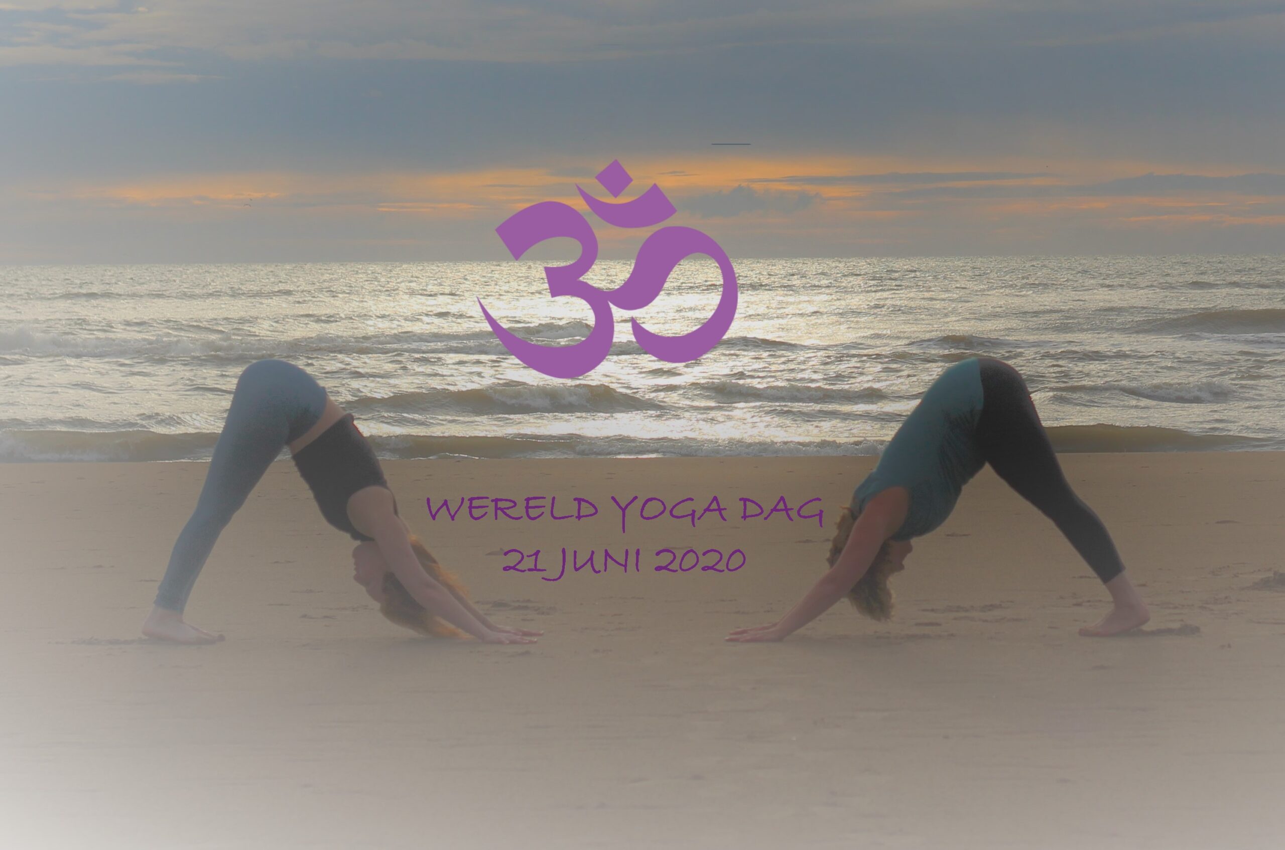 Wereld Yoga Dag oceaan strand downward facing dog yoga 1